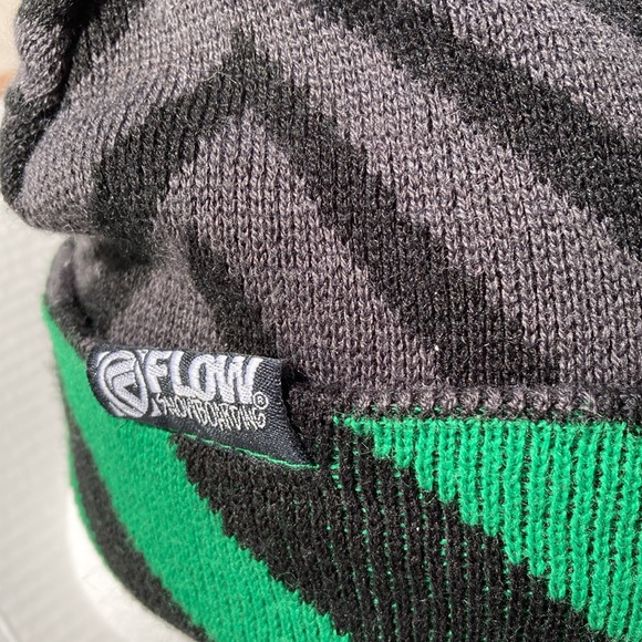 Flow Snowboarding Beanie Toque Hat Reversible Green & Black and Gray & Black - Picture 6 of 8